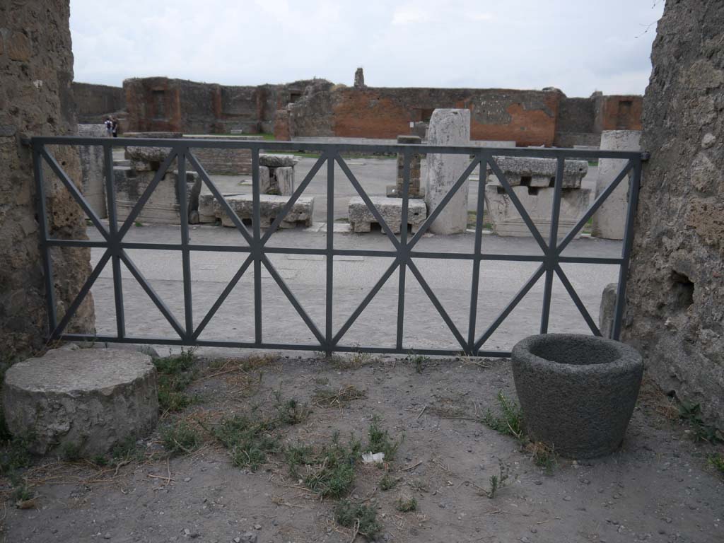 VII.7.32, Pompeii. September 2018. “Closed doorway” from Temple onto west side of Forum. Looking east.
Foto Anne Kleineberg, ERC Grant 681269 DÉCOR.
