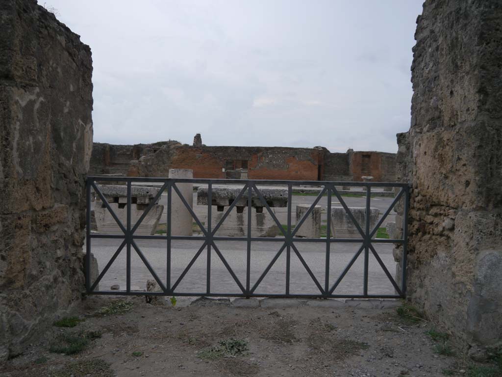 VII.7.32 Pompeii. September 2018. “Closed doorway” from Temple onto west side of Forum. Looking east.
Foto Anne Kleineberg, ERC Grant 681269 DÉCOR.
