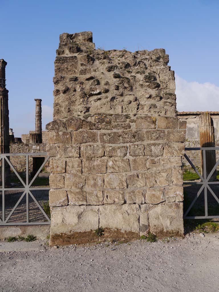 VII.7.32 Pompeii. March 2019. Stone pilaster between entrance doorways.
Foto Anne Kleineberg, ERC Grant 681269 DÉCOR.
