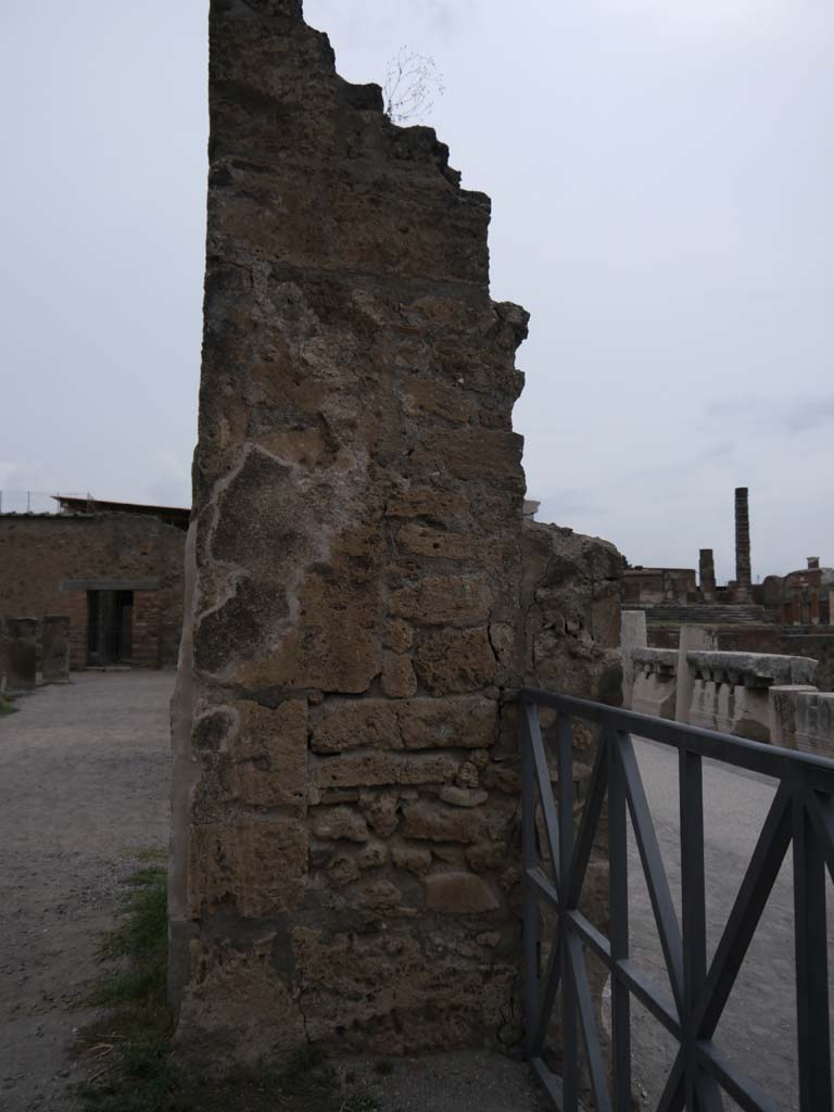 VII.7.32, Pompeii. September 2018. Looking north to south side of pilaster.
Foto Anne Kleineberg, ERC Grant 681269 DÉCOR.

