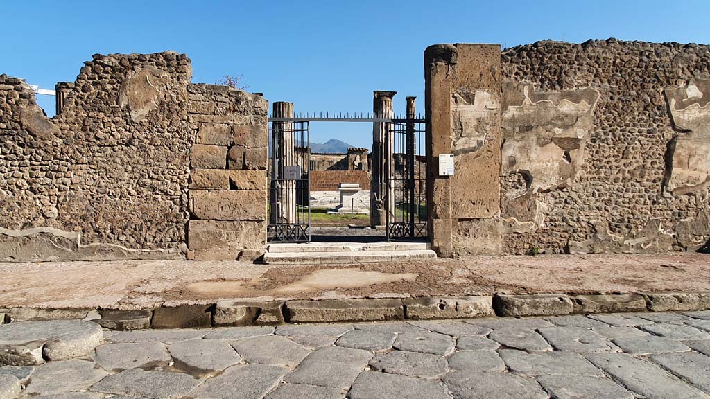VII.7.32 Pompeii. July 2021. Looking north to entrance doorway.
Foto Annette Haug, ERC Grant 681269 DÉCOR.

