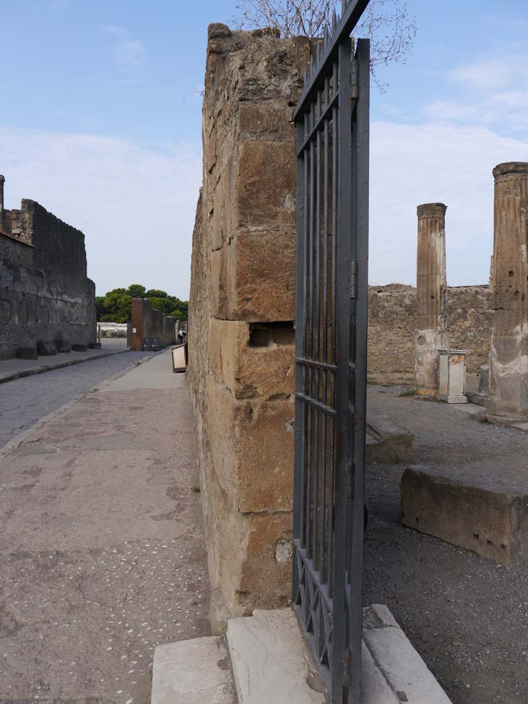 VII.7.32, Pompeii. September 2018. West side of doorway.
Foto Anne Kleineberg, ERC Grant 681269 DÉCOR.

