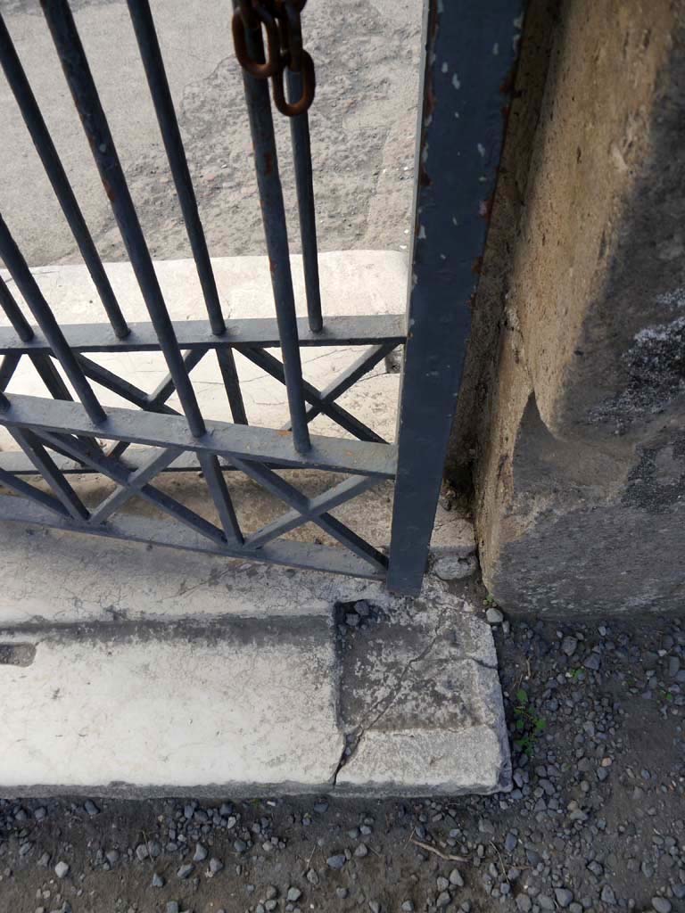 VII.7.32 Pompeii. September 2018. Doorway threshold at west end of doorway.
Foto Anne Kleineberg, ERC Grant 681269 DÉCOR.
