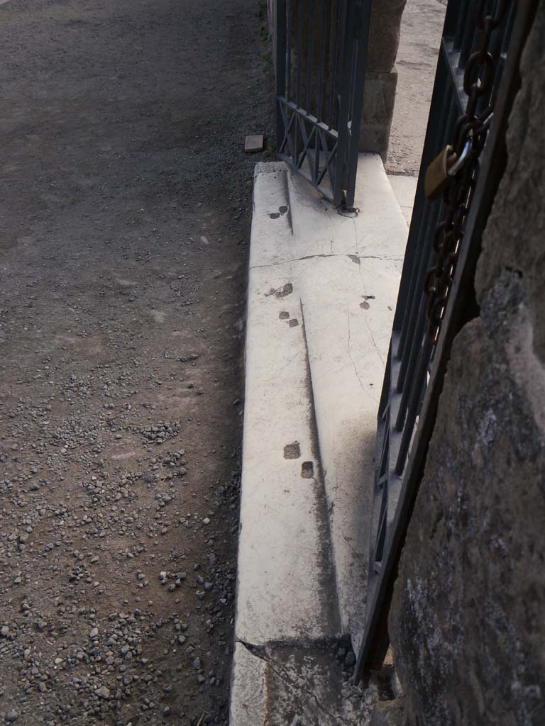 VII.7.32, Pompeii. September 2018. Looking east along interior of doorway threshold.
Foto Anne Kleineberg, ERC Grant 681269 DÉCOR.
