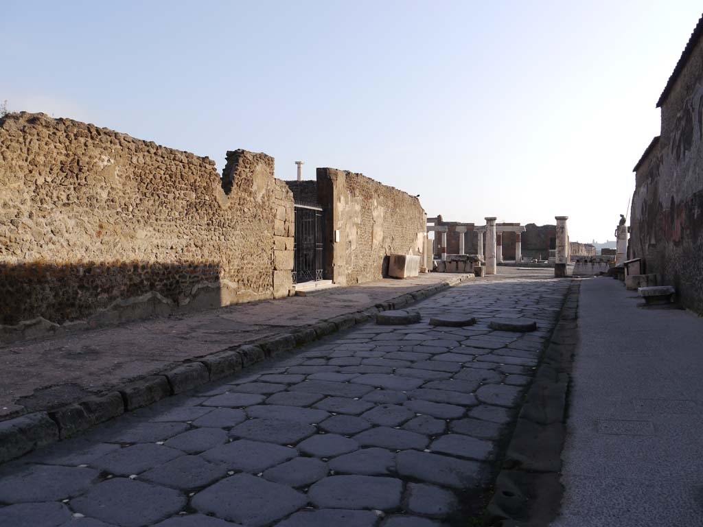 VII.7.32, on left, Pompeii. March 2019. 
Looking east along Via Marina towards the Forum, between VII.7.32, on left, and VIII.1, on right.  
Foto Anne Kleineberg, ERC Grant 681269 DÉCOR.
