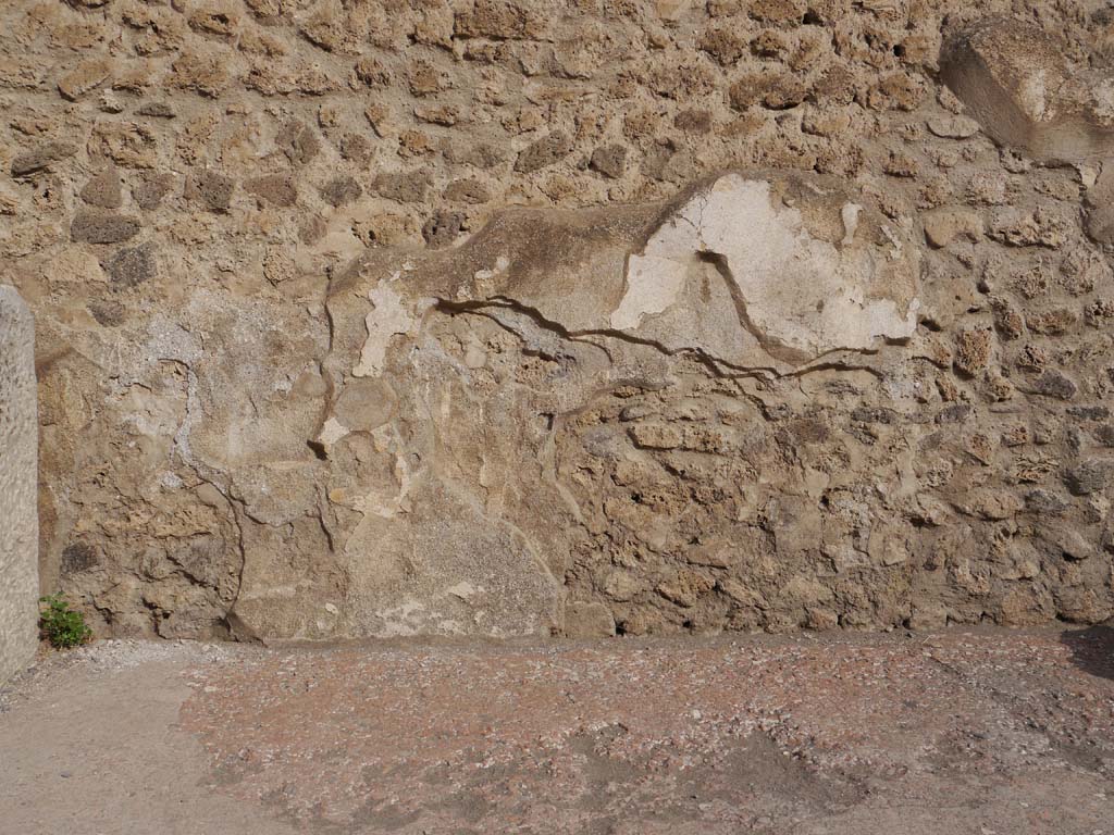 VII.7.32, Pompeii. September 2018. South exterior wall of Temple, remaining stucco decoration towards east end.
Foto Anne Kleineberg, ERC Grant 681269 DÉCOR.
