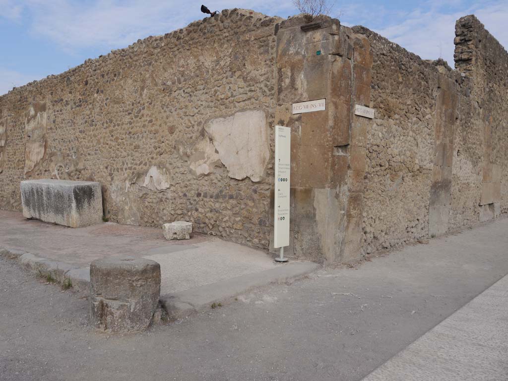 VII.7.32, Pompeii. September 2018. Looking west from Forum towards south-east corner of Temple.
Foto Anne Kleineberg, ERC Grant 681269 DÉCOR.
