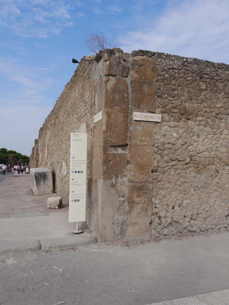 VII.7.32, Pompeii. September 2018. 
Looking west to corner pilaster of Temple, along Via Marina from the Forum.
Foto Anne Kleineberg, ERC Grant 681269 DÉCOR.
