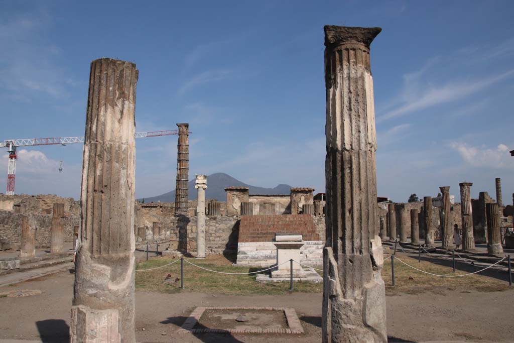 VII.7.32 Pompeii. September 2015. Looking towards a well-trodden path across the temple, on the west side of the south end. 
