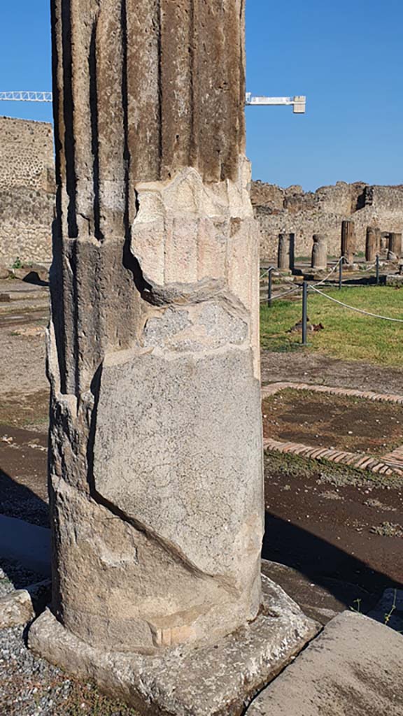 VII.7.32, Pompeii. December 2018. Looking towards Altar and Temple podium Photo courtesy of Aude Durand.