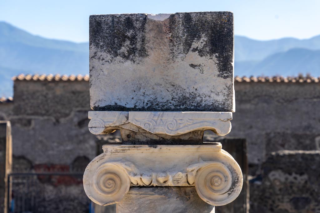 VII.7.32 Pompeii. October 2023. Detail of rear of sundial, from podium. Photo courtesy of Johannes Eber.