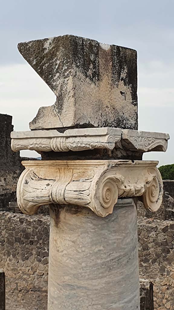 VII.7.32 Pompeii. August 2021. Detail of sundial, from podium.
Foto Annette Haug, ERC Grant 681269 DÉCOR.
