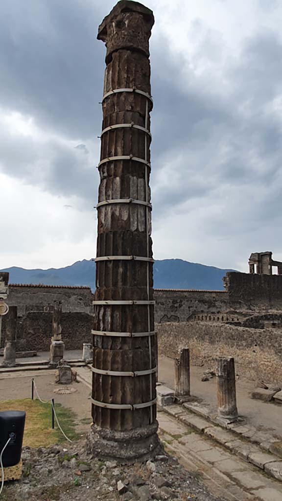 VII.7.32 Pompeii. August 2021. 
Detail of rear of column on south-west corner of podium.
Foto Annette Haug, ERC Grant 681269 DÉCOR.
