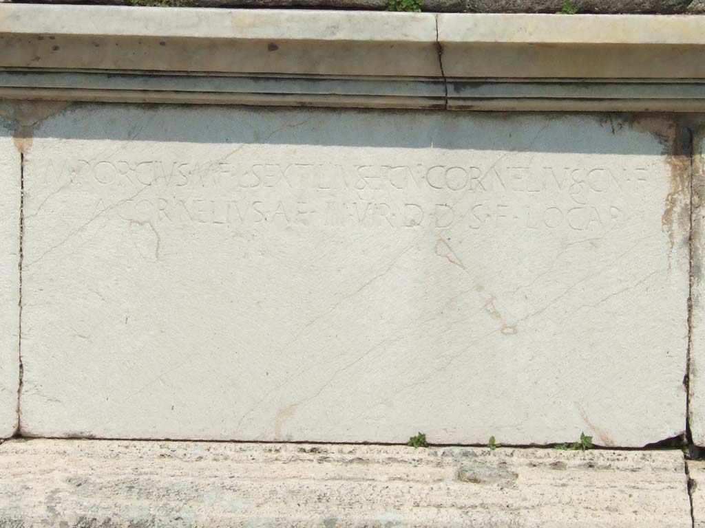 VII.7.32 Pompeii. May 2006. 
Altar inscription, written in Latin, saying 
M(arcus) Porcius M(arci) f(ilius) L(ucius) Sextilius L(uci) f(ilius) Cn(aeus) Cornelius Cn(aei) f(ilius) 
A(ulus) Cornelius A(uli) f(ilius) IIIIvir(i) d(e) d(ecurionum) s(ententia) f(aciundum) locar(unt)       [CIL X 800 (p 967) = CIL I 1631 (p 1014) = D 6354 = ILLRP 644]

Mau translated this as:
“Marcus Porcius the son of Marcus, Lucius Sextilius the son of Lucius, Gnaeus Cornelius the son of Gnaeus, 
and Aulus Cornelius the son of Aulus, the Board of Four, in accordance with the vote of the city council let the contract (for building this altar)”.
See Mau, A., 1907, translated by Kelsey F. W. Pompeii: Its Life and Art. New York: Macmillan. (p.86)
