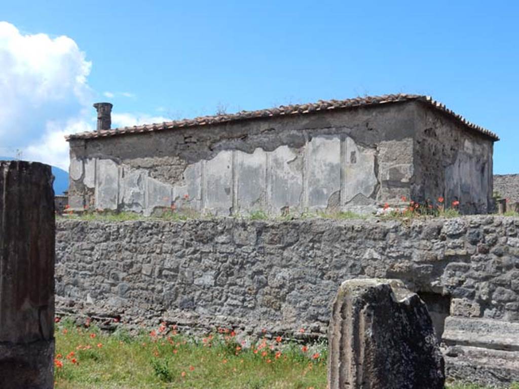 VII.7.32 Pompeii. May 2018. East side of cella. Photo courtesy of Buzz Ferebee.