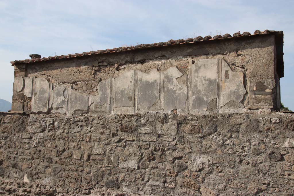 VII.7.32 Pompeii. September 2021. Detail of east side of cella. Photo courtesy of Klaus Heese.