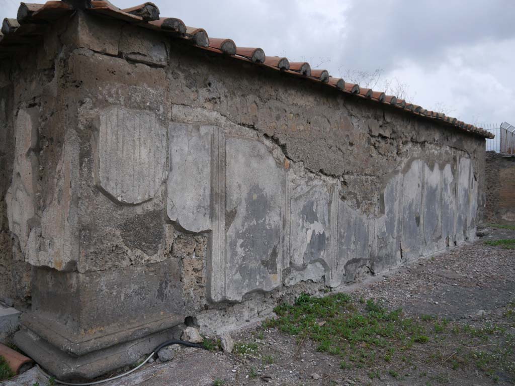 VII.7.32, Pompeii. September 2018. Looking north along exterior east wall of cella. 
Foto Anne Kleineberg, ERC Grant 681269 DÉCOR.

