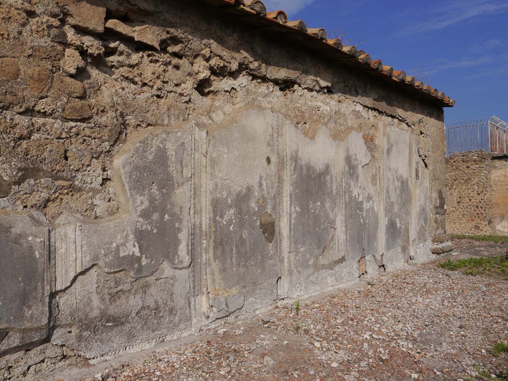 VII.7.32, Pompeii. September 2018. Looking north along exterior east wall of cella.
Foto Anne Kleineberg, ERC Grant 681269 DÉCOR.

