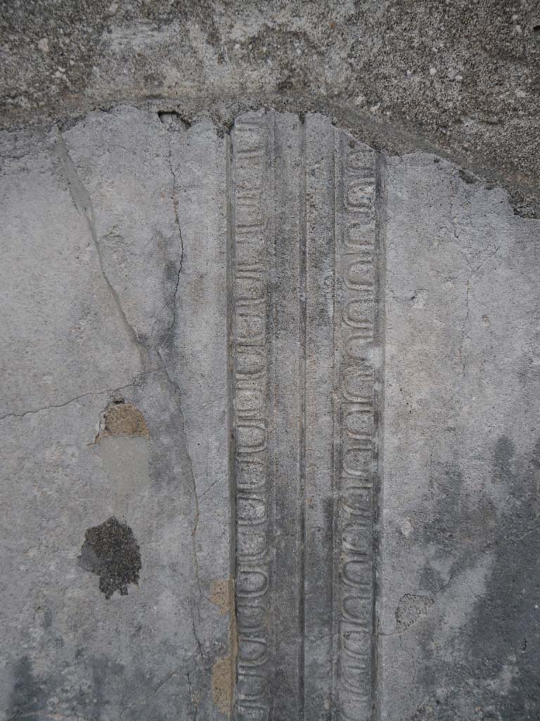 VII.7.32, Pompeii. September 2018. Detail of stucco decoration on exterior east wall of cella.
Foto Anne Kleineberg, ERC Grant 681269 DÉCOR.
