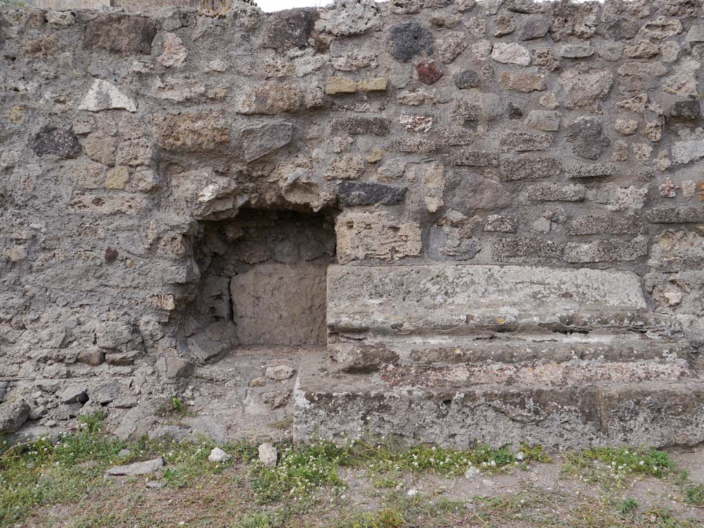 VII.7.32, Pompeii. September 2018. Detail from east side of podium base.
Foto Anne Kleineberg, ERC Grant 681269 DÉCOR.
