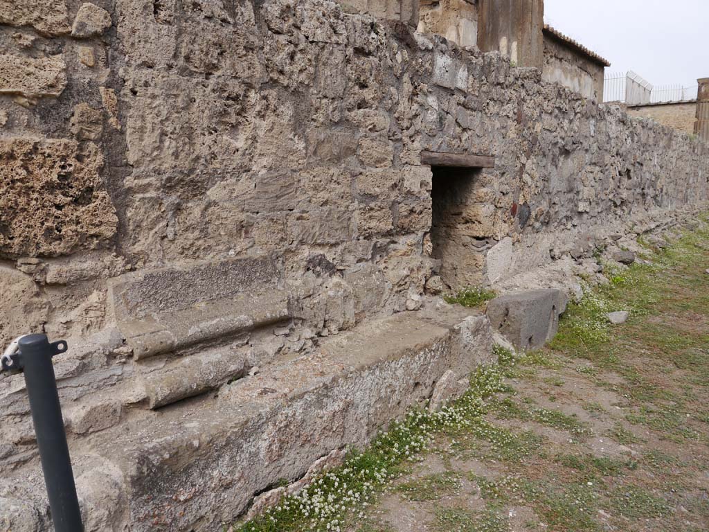 VII.7.32, Pompeii. September 2018. Looking north along exterior east wall of podium and cella base.
Foto Anne Kleineberg, ERC Grant 681269 DÉCOR.
