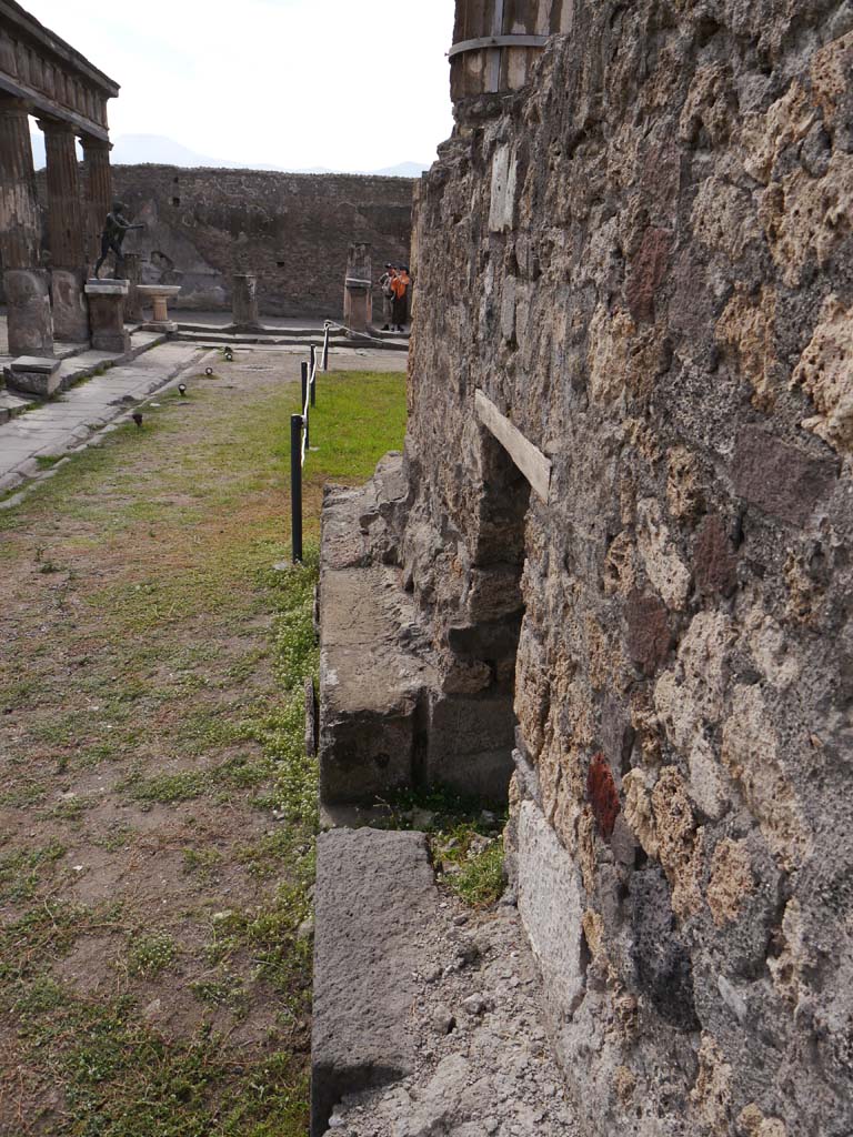 VII.7.32, Pompeii. September 2018. Looking south along exterior east wall of cella base.
Foto Anne Kleineberg, ERC Grant 681269 DÉCOR.
