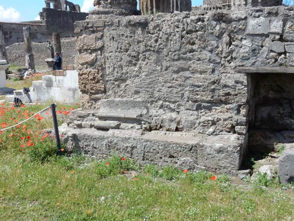 VII.7.32 Pompeii. May 2018. East wall of podium, at south end. Photo courtesy of Buzz Ferebee.