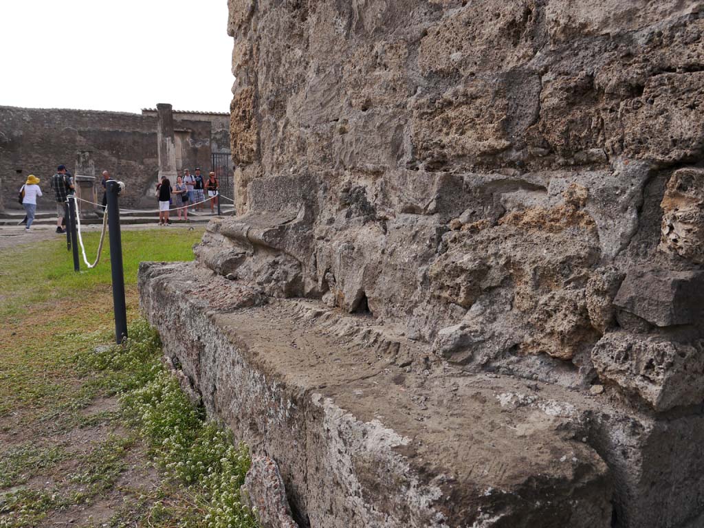 VII.7.32, Pompeii. September 2018. South-east corner of exterior base of podium and cella.
Foto Anne Kleineberg, ERC Grant 681269 DÉCOR.
