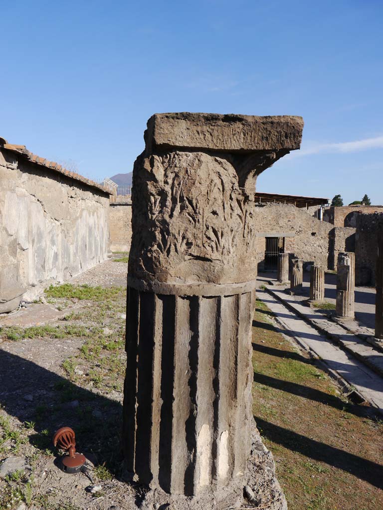 VII.7.32, Pompeii. September 2018. Looking north to capital on east side of podium.
Foto Anne Kleineberg, ERC Grant 681269 DÉCOR
