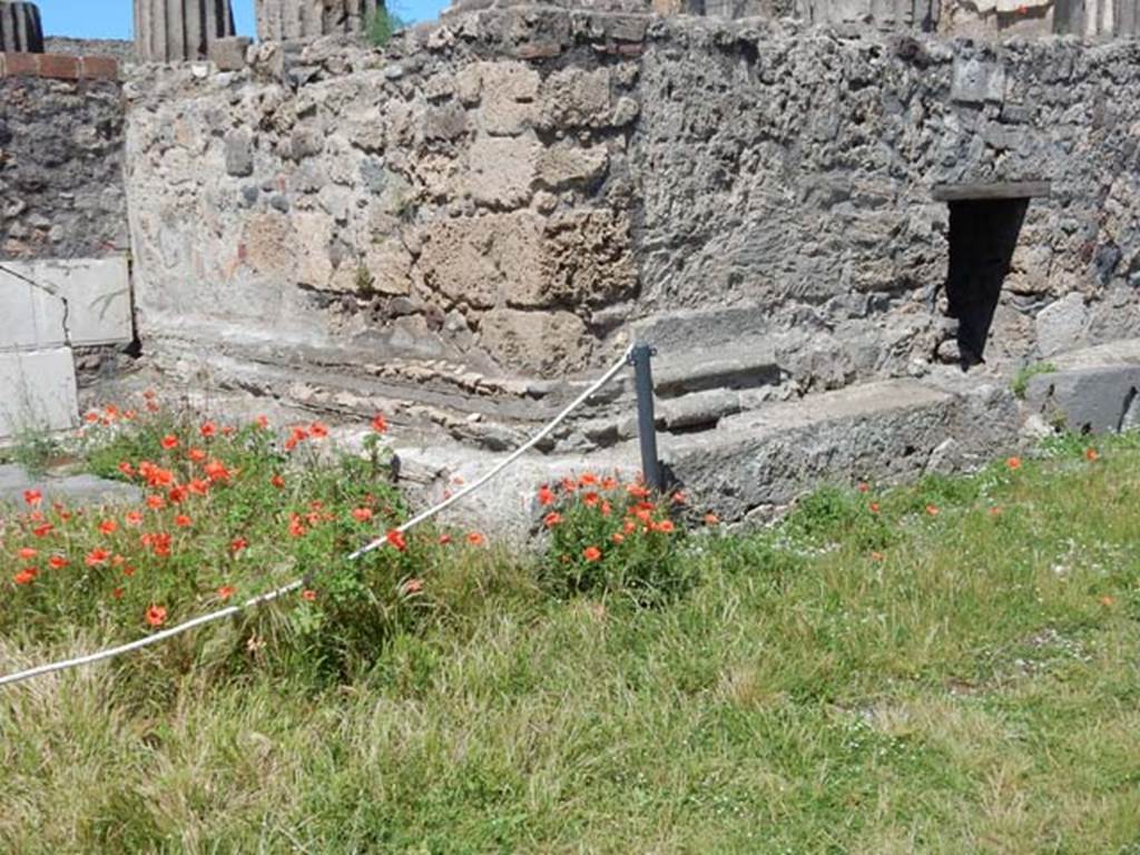 VII.7.32 Pompeii. May 2018. South-east corner of podium. Photo courtesy of Buzz Ferebee.