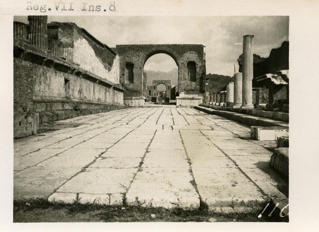 VII.8 Pompeii Forum. Pre-1937-1939. Looking north on east side.
Photo courtesy of American Academy in Rome, Photographic Archive. Warsher collection no. 110.
