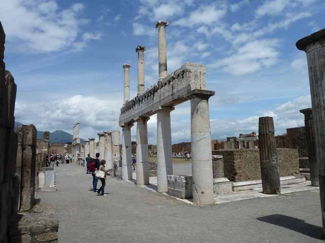 VII.8 Pompeii Forum. May 2010. Arched monument of Augustus in centre of south side.