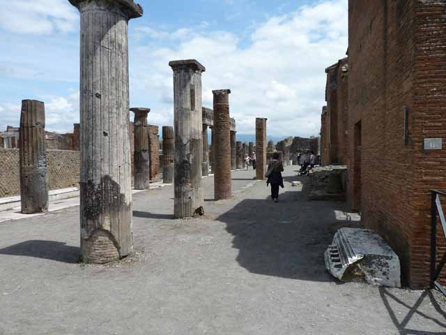 VII.8 Pompeii Forum. May 2005. South side of Forum. Looking north through arched monument of Augustus to base for statue of Nero.