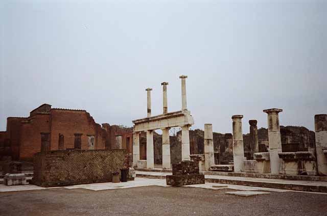 VII.8 Pompeii Forum. January 2009. Looking south. Photo courtesy of Rick Bauer. According to Mau, the four monuments arranged in a group with the arched monument at the centre were of the imperial family.