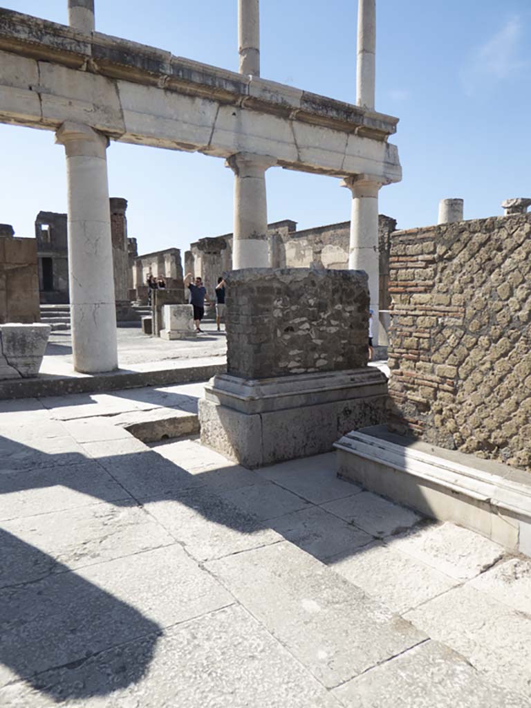 VII.8 Pompeii. South-west corner of forum. September 2018. Looking north-west towards statue bases. 
Foto Annette Haug, ERC Grant 681269 DÉCOR.
