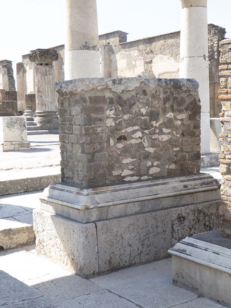VII.8 Pompeii. South-west corner of forum. September 2018. 
Looking north-west towards statue base at west end of south side. 
Foto Annette Haug, ERC Grant 681269 DÉCOR.
