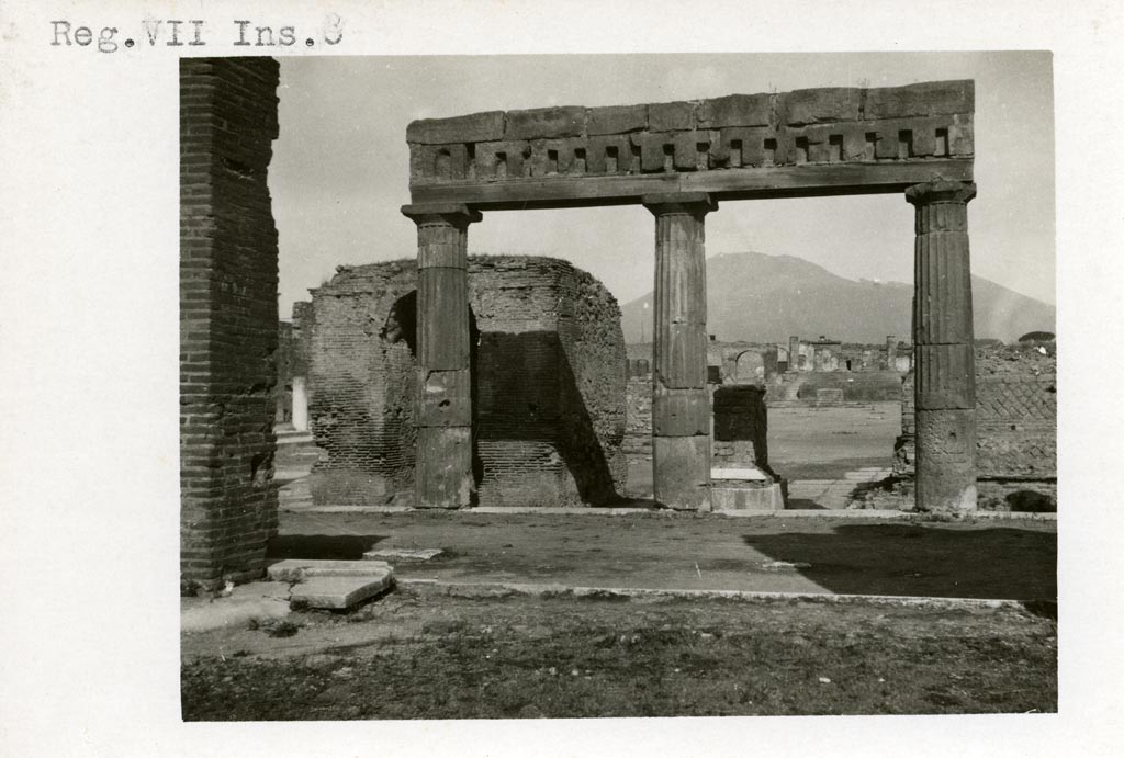VII.8 Pompeii Forum. Pre-1937-39. Looking north from south end.
Photo courtesy of American Academy in Rome, Photographic Archive. Warsher collection no. 1124.
