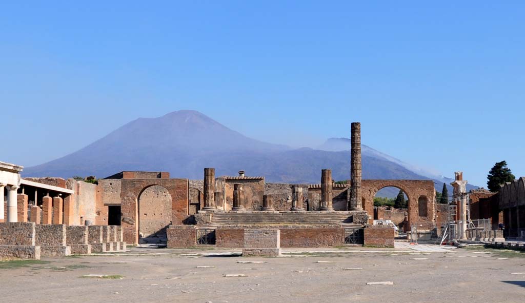 VII.8.01 Pompeii. July 2017. Temple of Jupiter, on north side of Forum.
Foto Anne Kleineberg, ERC Grant 681269 DÉCOR.


