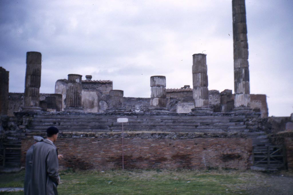 VII.8.1 Pompeii. May 2010.  Looking north. The temple held a statue of Jupiter but now only the head remains.