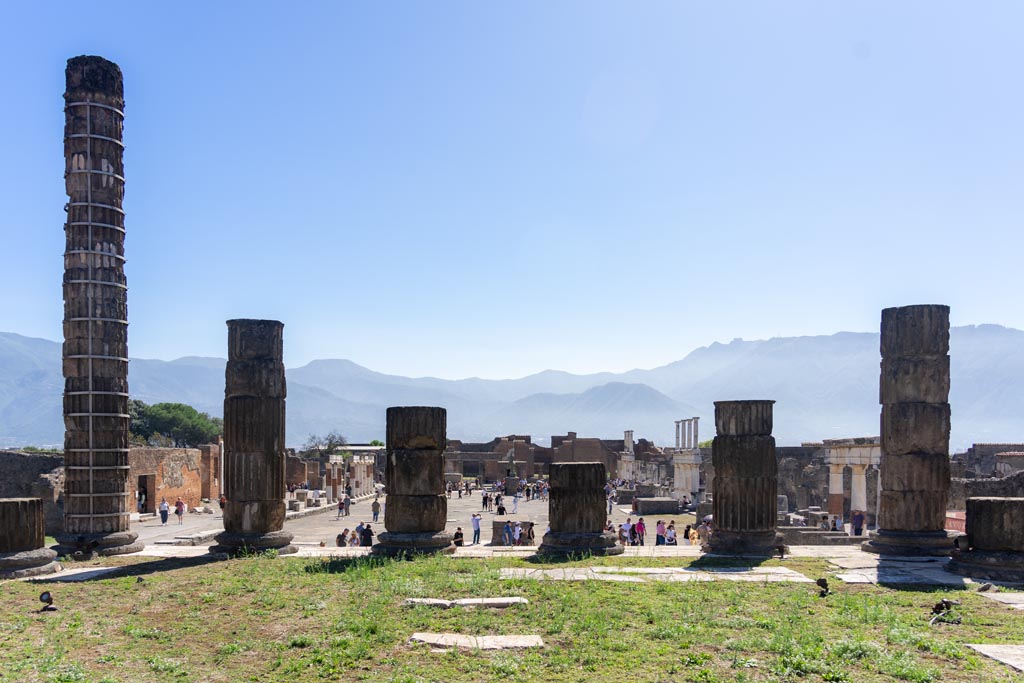 VII.8.01 Pompeii. September 2018. Looking south to Forum, from area/bases on west side of west steps.
Foto Anne Kleineberg, ERC Grant 681269 DÉCOR.
