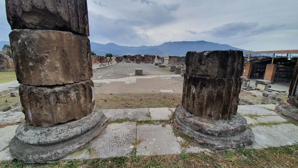 VII.8.1 Pompeii. September 2018. Looking south to Forum, from west side of west steps.
Foto Anne Kleineberg, ERC Grant 681269 DÉCOR.
