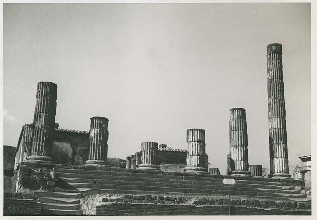 VII.8.1 Pompeii. 1974. Looking across Temple from west side. Photo by Stanley A. Jashemski.   
Source: The Wilhelmina and Stanley A. Jashemski archive in the University of Maryland Library, Special Collections (See collection page) and made available under the Creative Commons Attribution-Non Commercial License v.4. See Licence and use details. J74f0159

