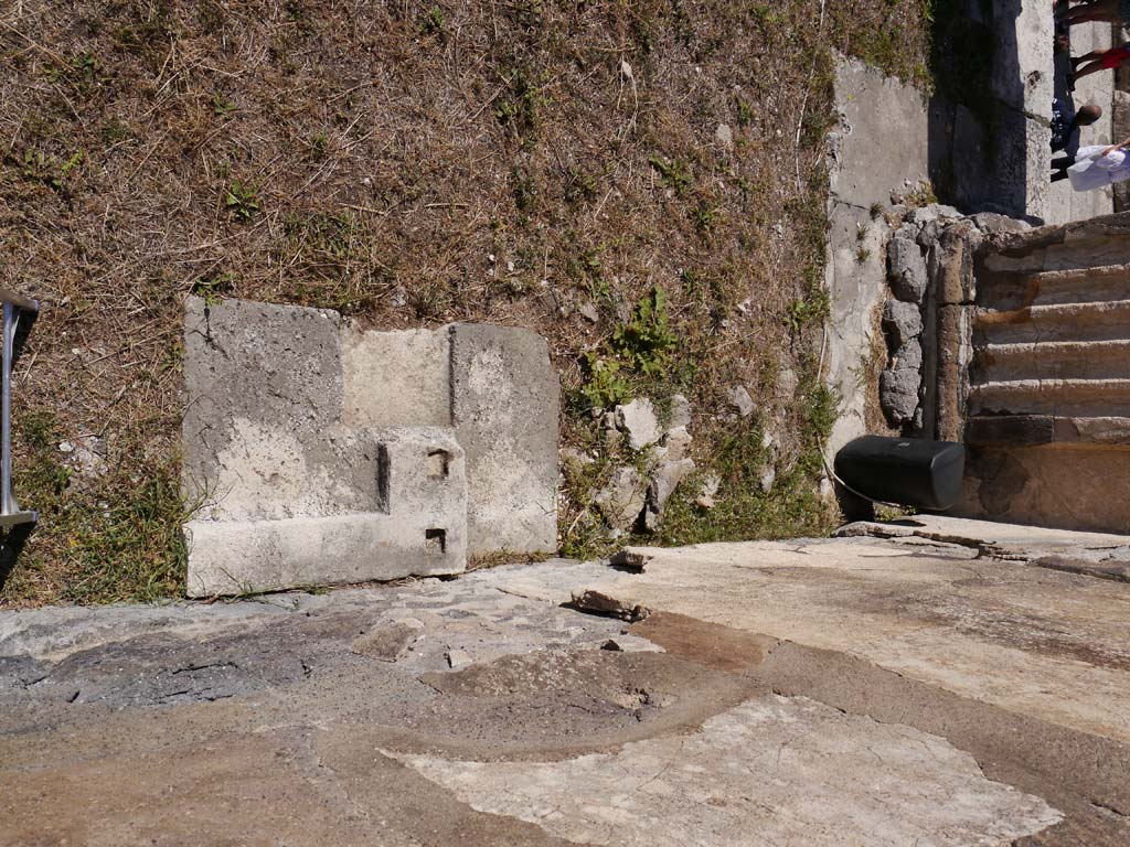 VII.8.01 Pompeii. September 2018. Pilaster at west end of Temple wall on podium.
Foto Anne Kleineberg, ERC Grant 681269 DÉCOR.

