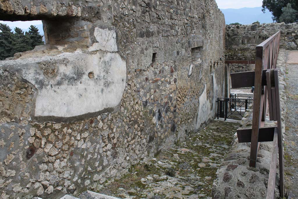 VII.9.1 Pompeii. March 2014. Passage 14. Stairs leading down to entrance at VII.9.67 on Via dell’Abbondanza.
Foto Annette Haug, ERC Grant 681269 DÉCOR.

