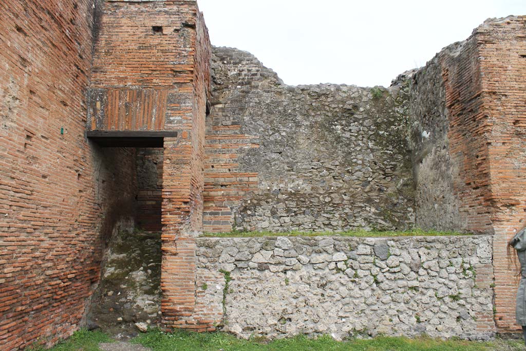 VII.9.1 Pompeii. September 2005. Portico 1. North end. Apsidal niche 4.