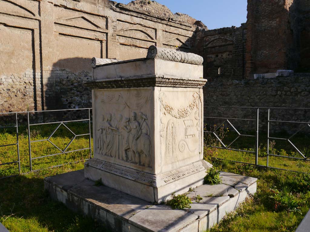 VII.9.2 Pompeii. March 2019. Looking towards west and south sides of altar.
Foto Anne Kleineberg, ERC Grant 681269 DÉCOR.

