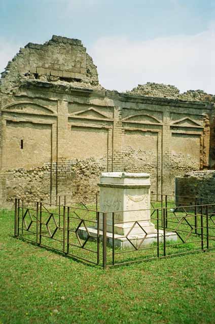 VII.9.2 Pompeii. September 2005. Cella. Pedestal or statue base for the image of the divinity.