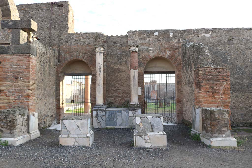 VII.9.8 and 7, Pompeii. December 2018. Looking east to entrance doorways. Photo courtesy of Aude Durand. 