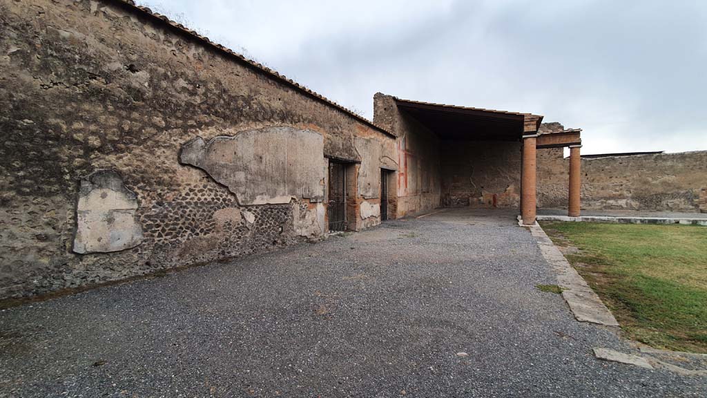 VII.9.7/8 Pompeii. August 2021. Looking north along west portico towards north-west corner.   
Foto Annette Haug, ERC Grant 681269 DÉCOR.
