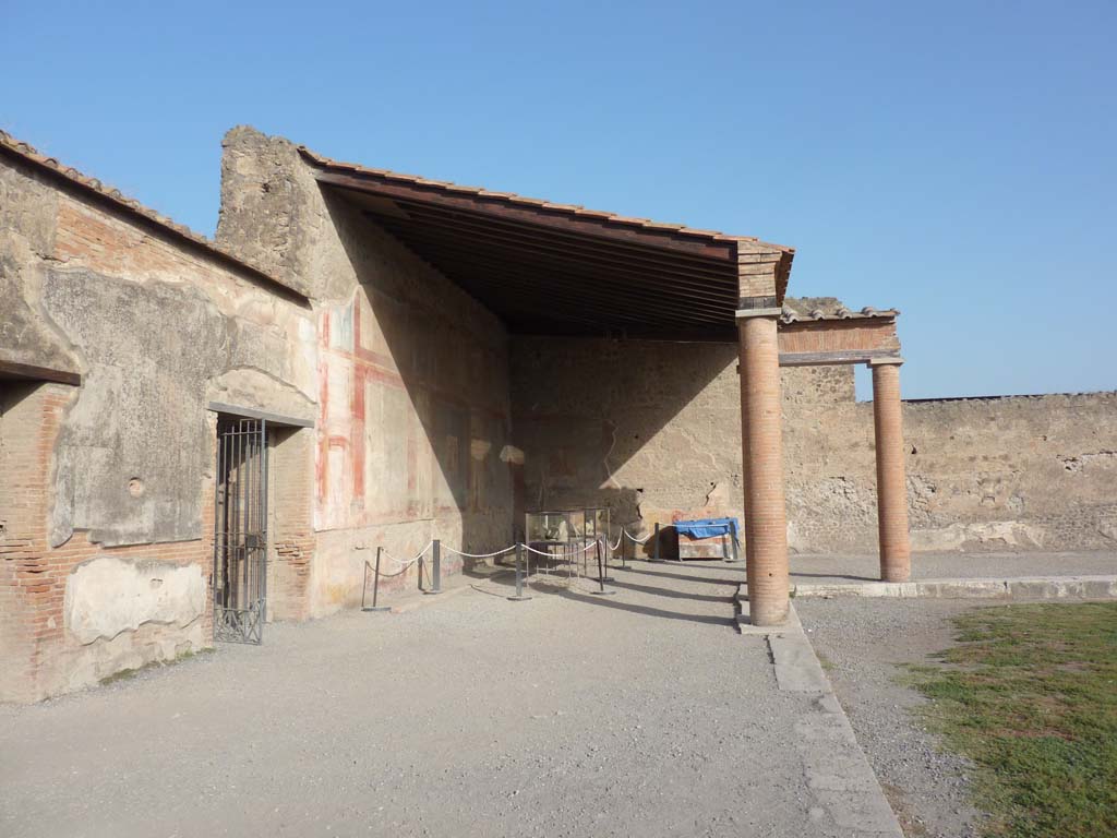 VII.9.7/8 Pompeii. October 2014. Looking north along west portico towards north-west corner.   
Foto Annette Haug, ERC Grant 681269 DÉCOR.
